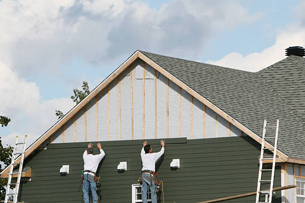 Professional Vinyl Siding technician working in Edison, NJ